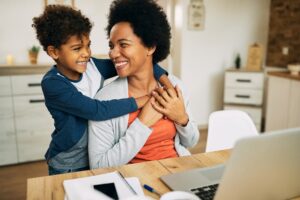 Quais os direitos da mãe trabalhadora e que contribui com o INSS?