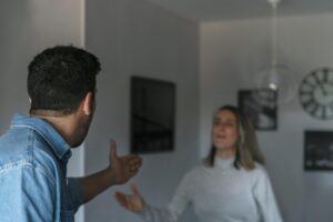 Descubra como o controle financeiro, a ocultação de bens e a venda de patrimônio sem consentimento podem prejudicar a partilha no divórcio